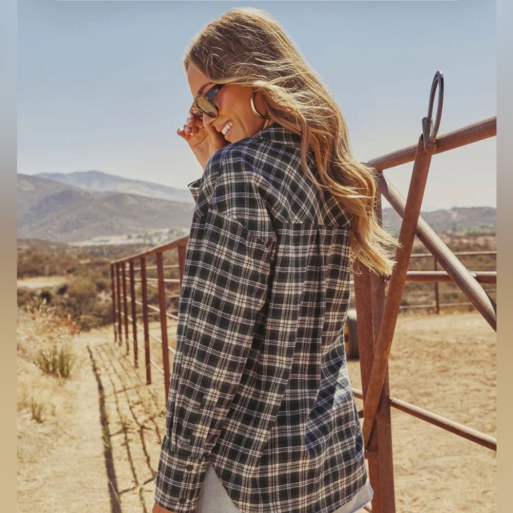 Vici Women's Cotton Blend Plaid Button Down Shirt Size Medium